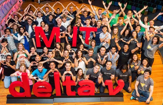 Cohorte de MIT delta v celebrando en el Demo Day