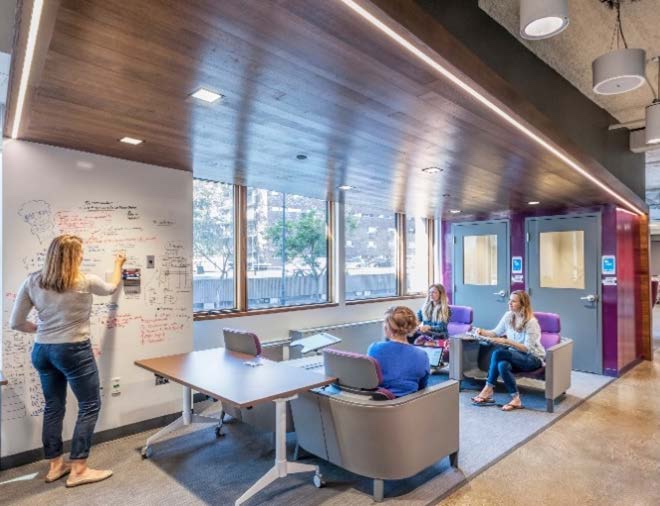 Espacio abierto del Martin Trust Center con estudiantes trabajando en mesas y pizarras
