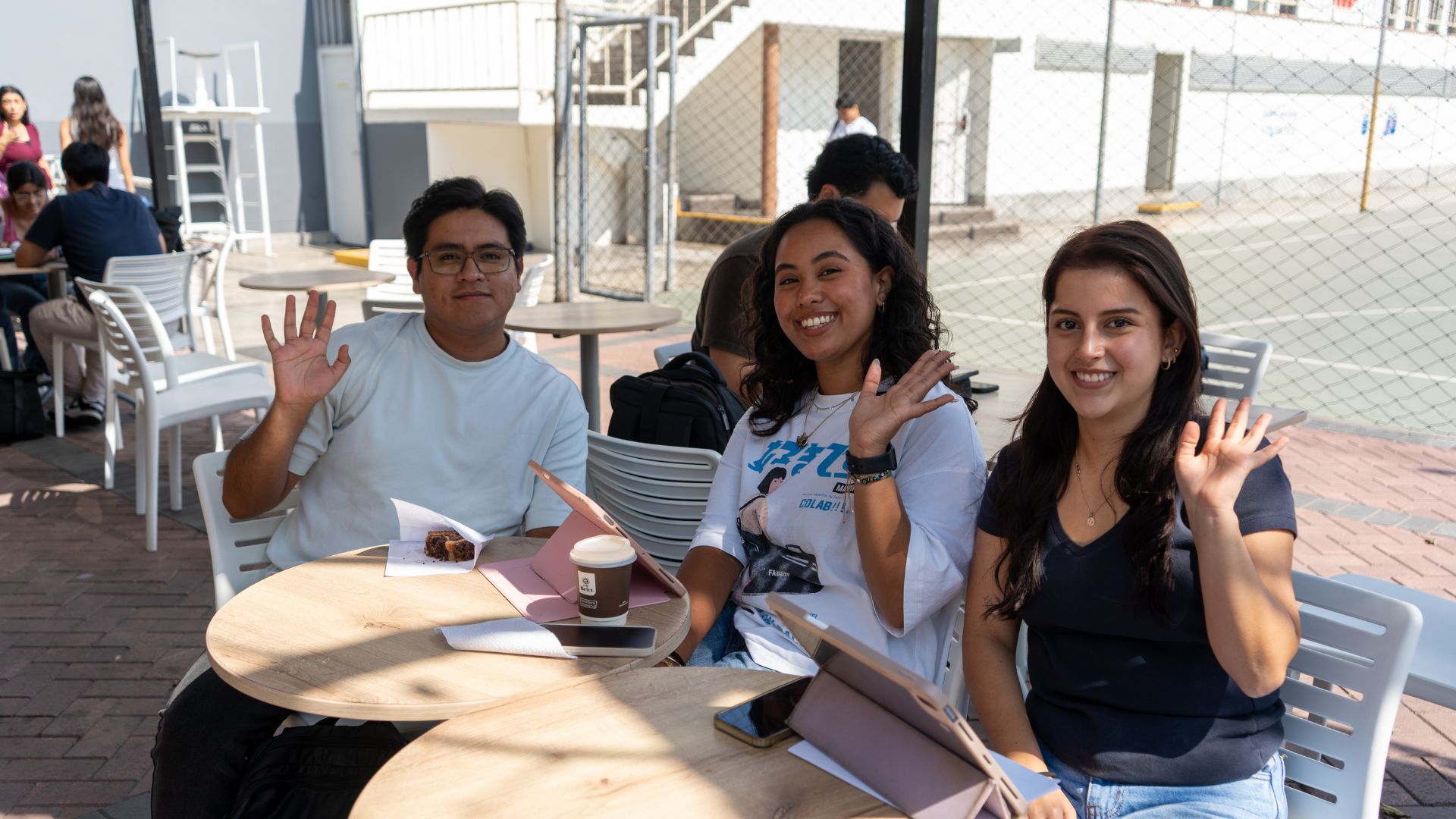 Alumnos del campus Lima de la UDEP conversando en las mesas de la cafetería