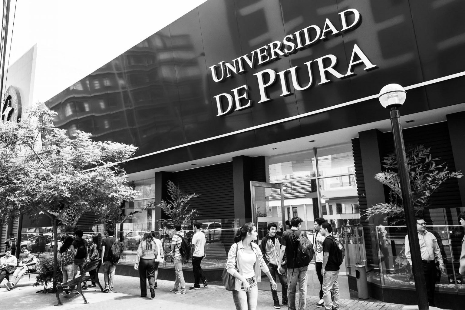 Fachada del campus Lima de la Universidad de Piura en Miraflores, con estudiantes en la entrada